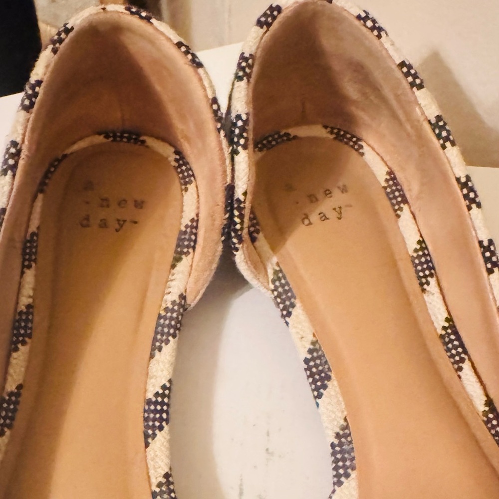 A New Day Dark Gray and Cream Striped Bow Flats, Size 8 - Picture 4 of 7